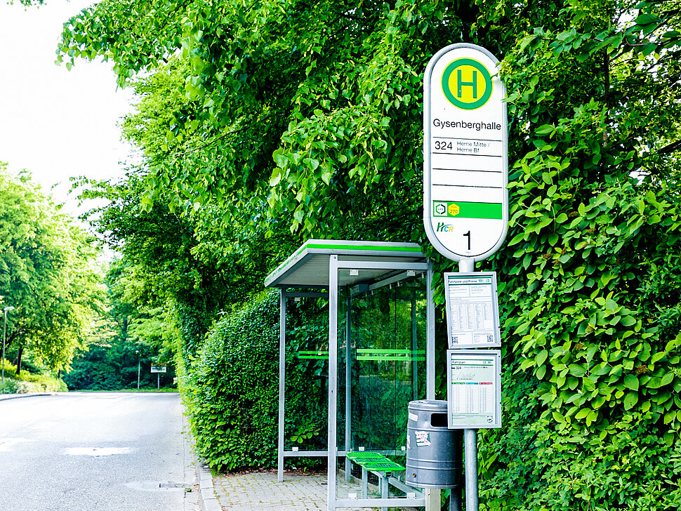 ÖPNV-Bushaltestelle „Gysenbergparkhalle“ Linie 324 mit Sitzgelegenheiten