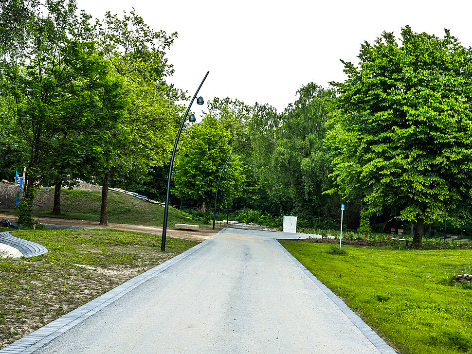 Neue Wegeachse mit neuen Leuchtmasten im Revierpark Nienhausen