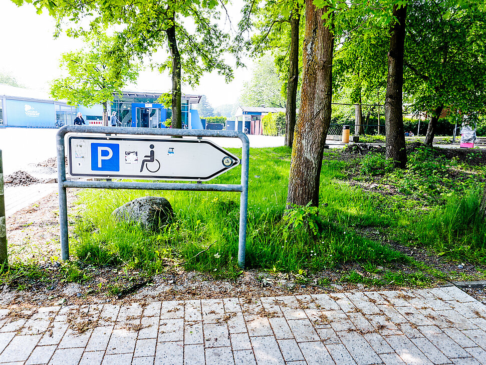 Schild für ausgewiesenen Behindertenparkplatz nahe Eingang Solbad