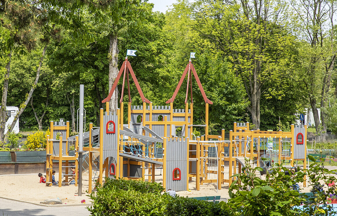 Kinderburg im Revierpark Nienhausen, Gelsenkirchen Die Kinderburg des Ziegenmichel e.V. im Revierpark Nienhausen