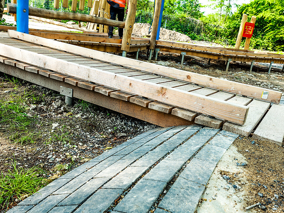 Rampe aus Holz zu neuem Spielelement am neuen Abenteuerspielplatz