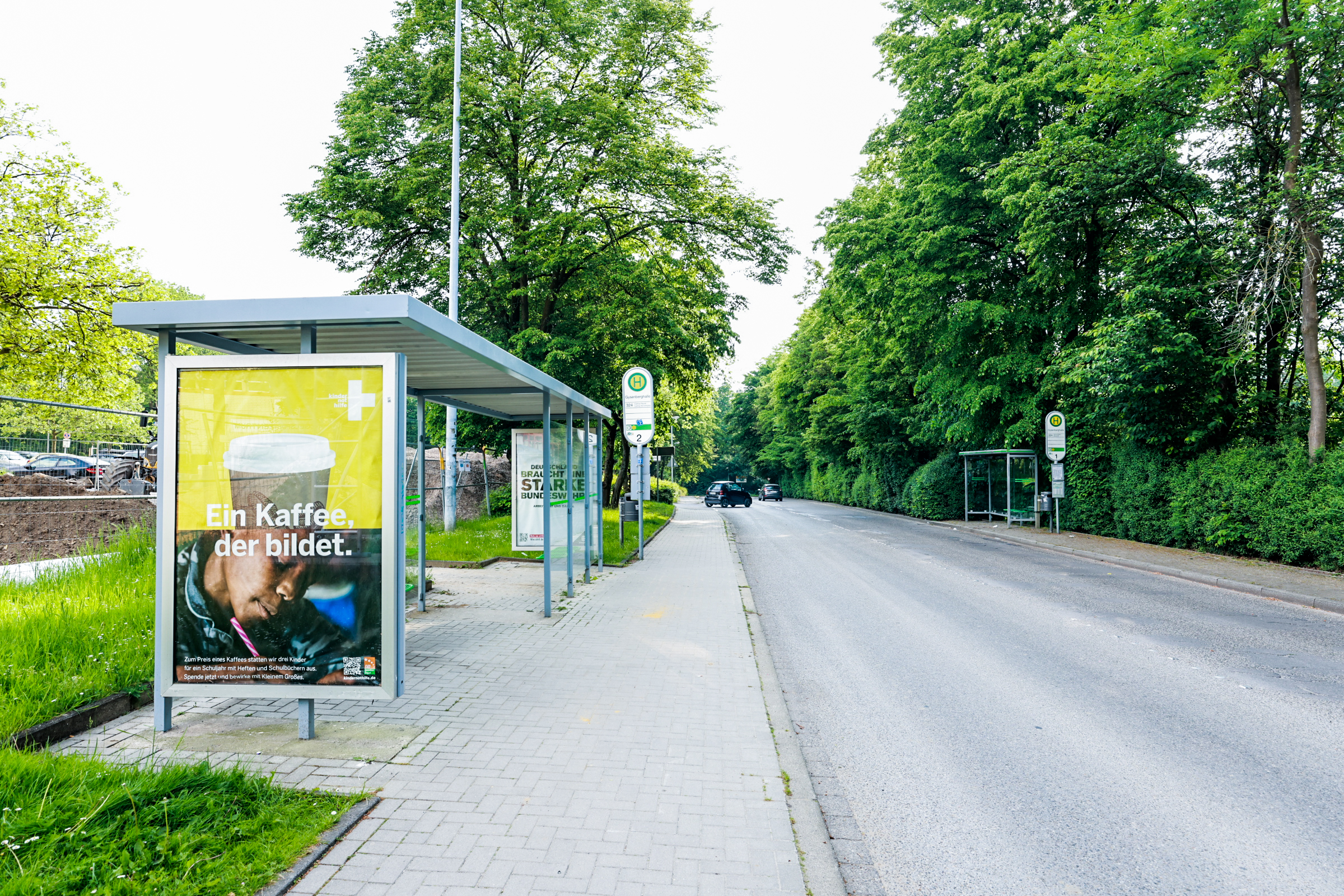  ÖPNV-Bushaltestelle „Gysenbergpark Lago“ der Linie 324 mit taktilen Bodenelementen und Sitzgelegenheiten