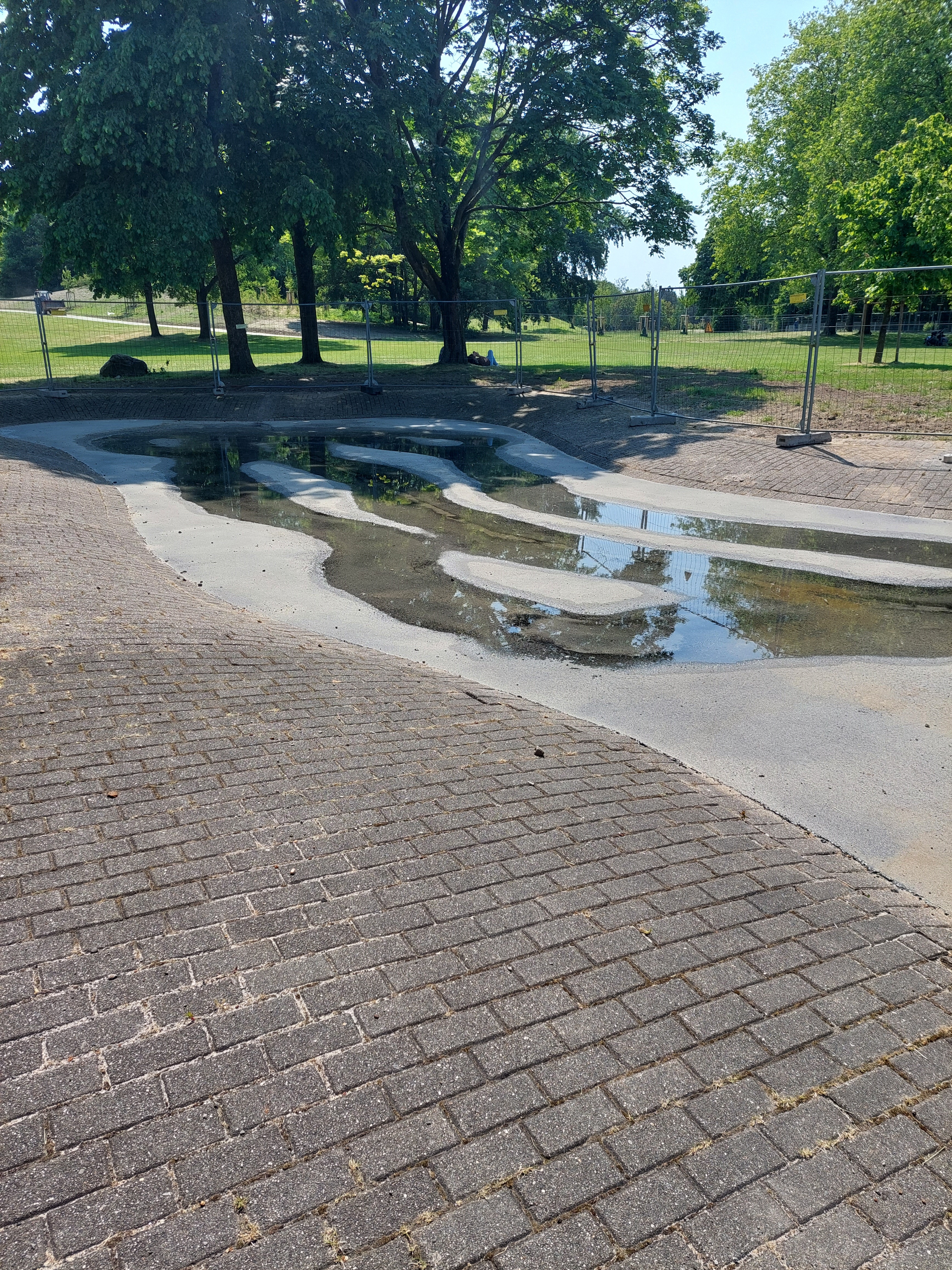 ImWasserspielplatz im Revierpark Nienhausenn steht das Wasser zum Spielen.