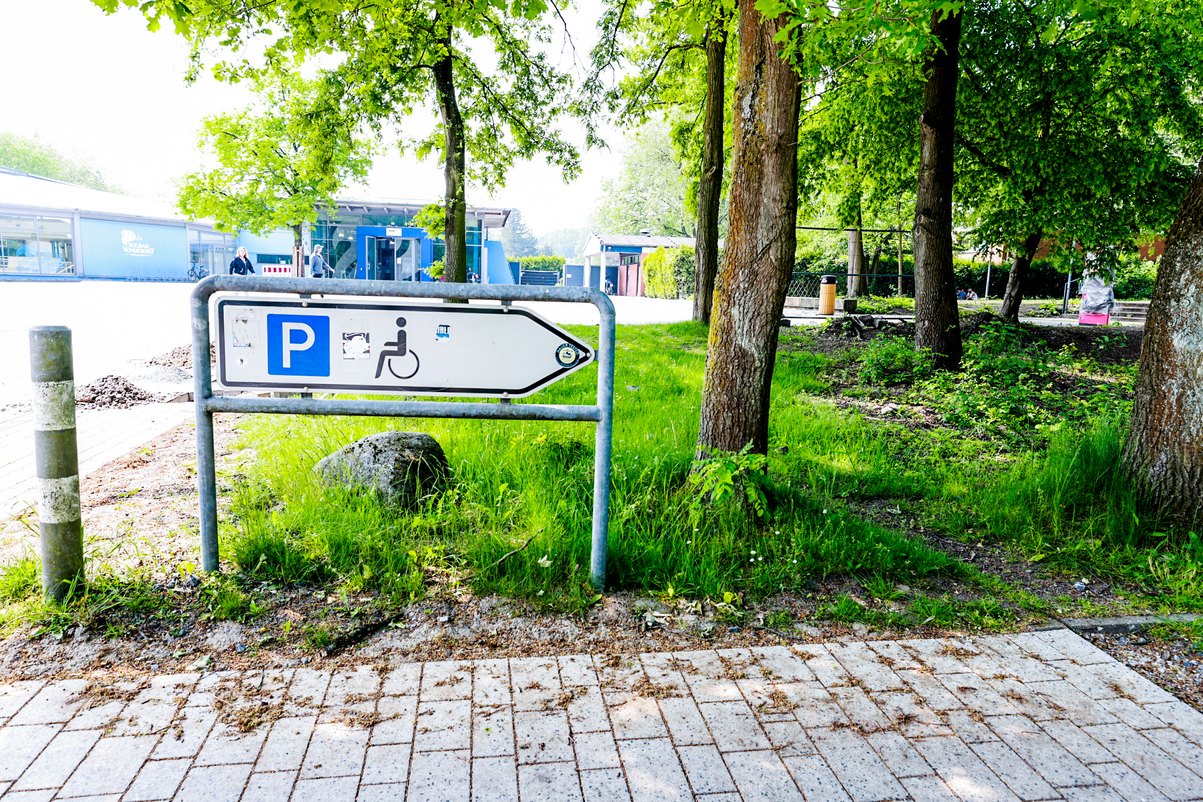Schild für ausgewiesenen Behindertenparkplatz nahe Eingang Solbad